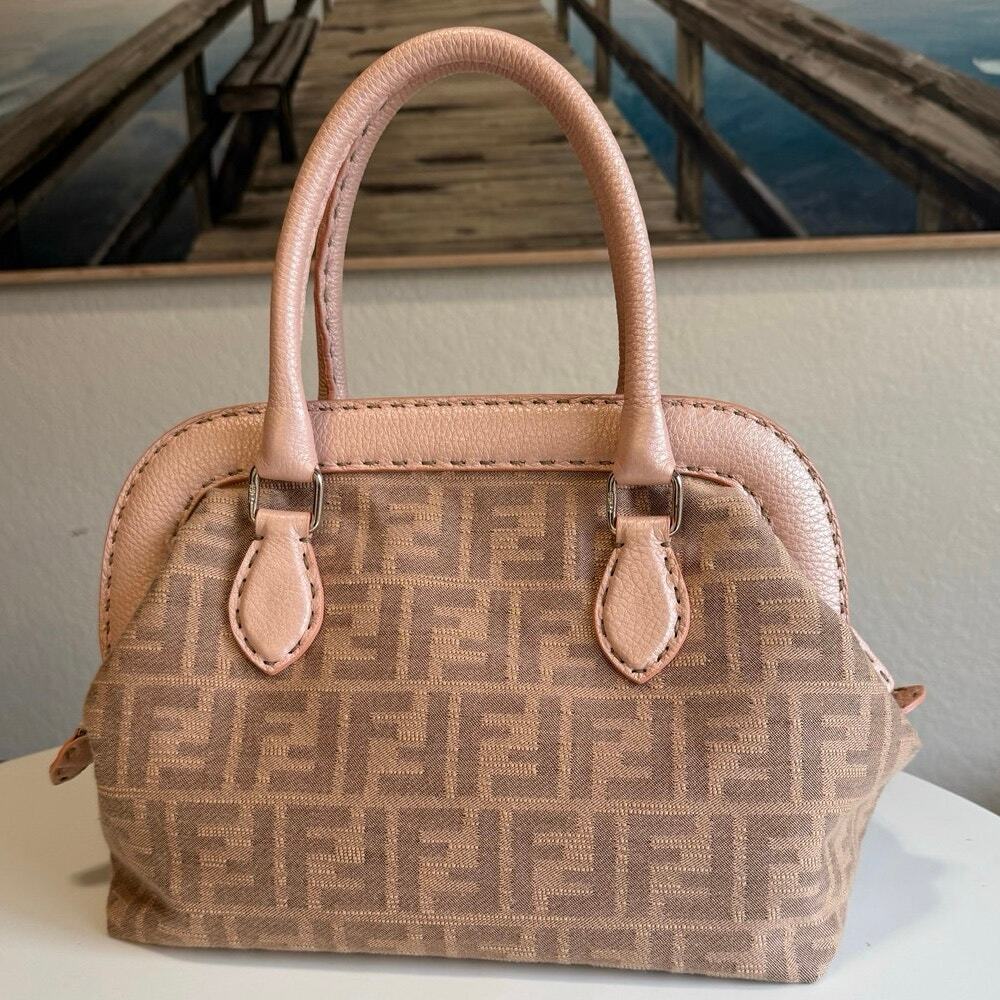 💎✨RARE AND DISCONTINUED✨💎 Authentic Fendi Handbag - Elegant - Picture 3 of 8